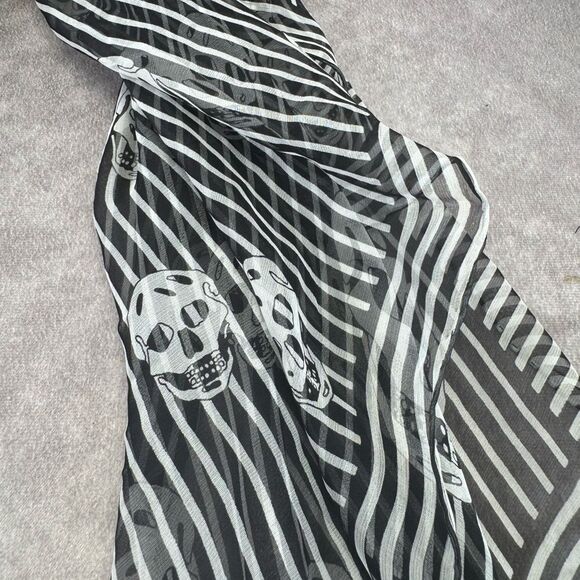 Alexander McQueen Classic NWT Black and White Skull Silk Scarf - Picture 4 of 8
